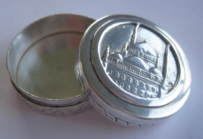 Silver circular vintage pillbox with mosque as silver relief image