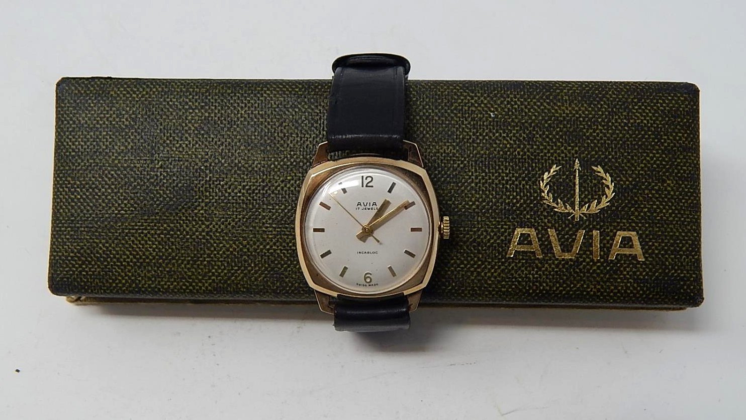 Avia Swiss 17 jewel manual wind, 9ct gold wristwatch