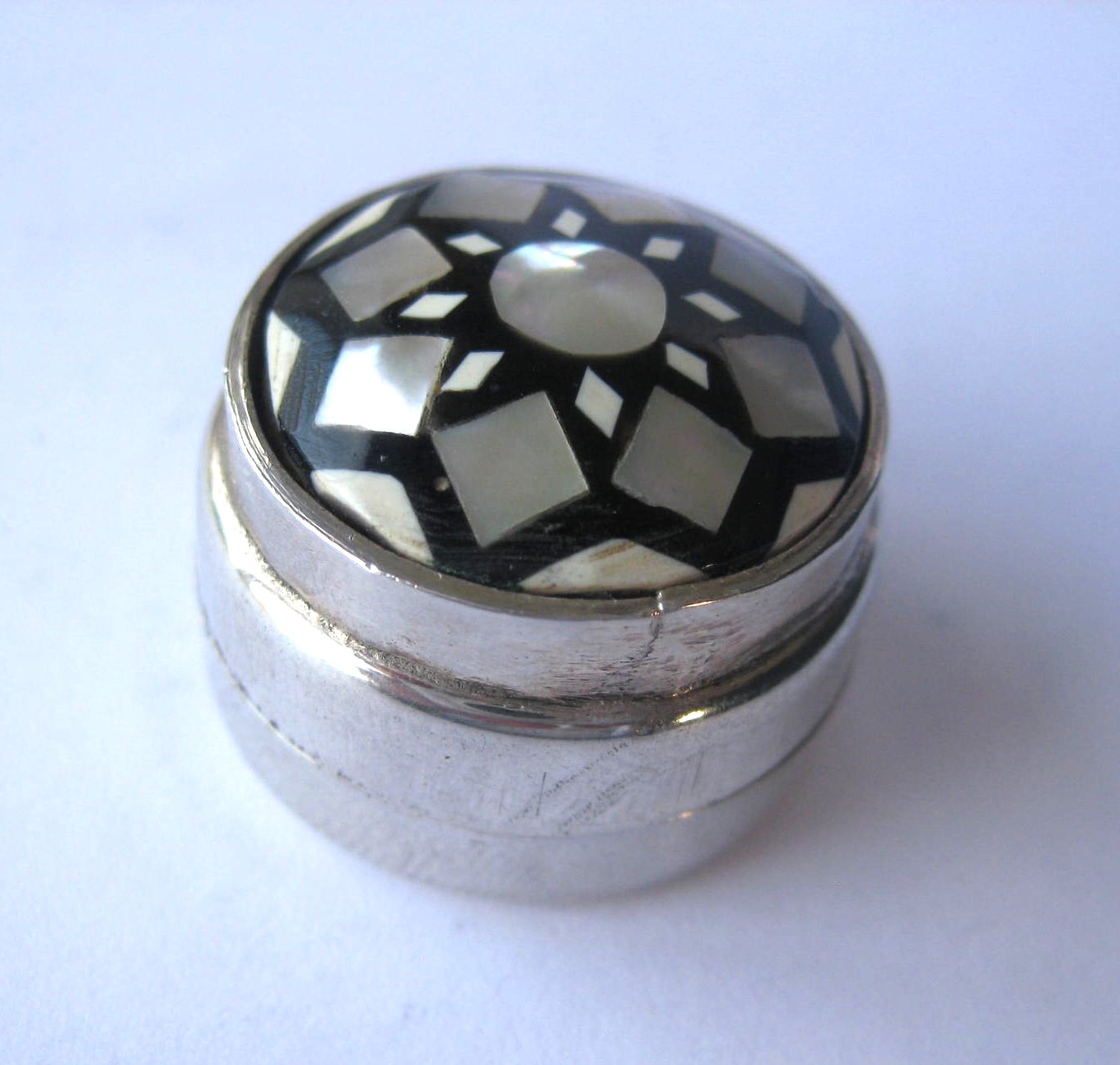 Silver circular vintage pillbox with mother of pearl decoration